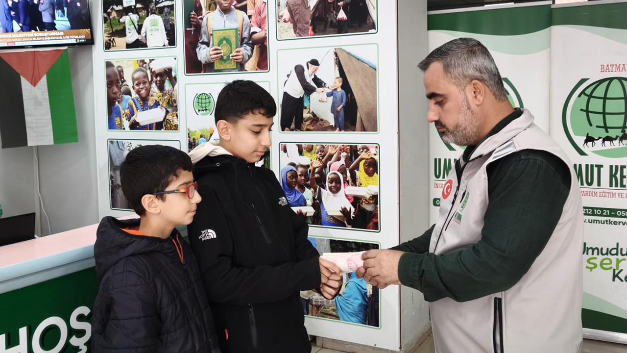 Batman'da 12 yaşındaki Enes, ilk bursluluk parasını Gazze'ye bağışladı
