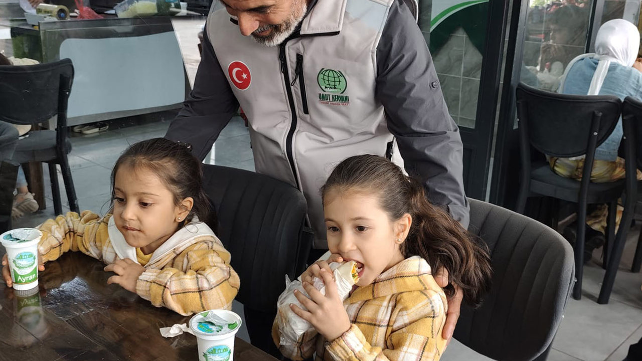 Şanlıurfa'da Umut Kervanından yetim çocuklara anlamlı yemek ikramı