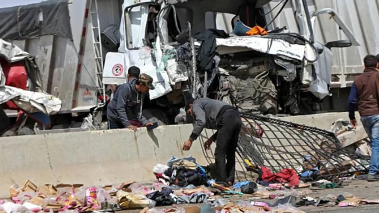 Mısır'da minibüs ile tır çarpıştı: 10 ölü, 24 yaralı