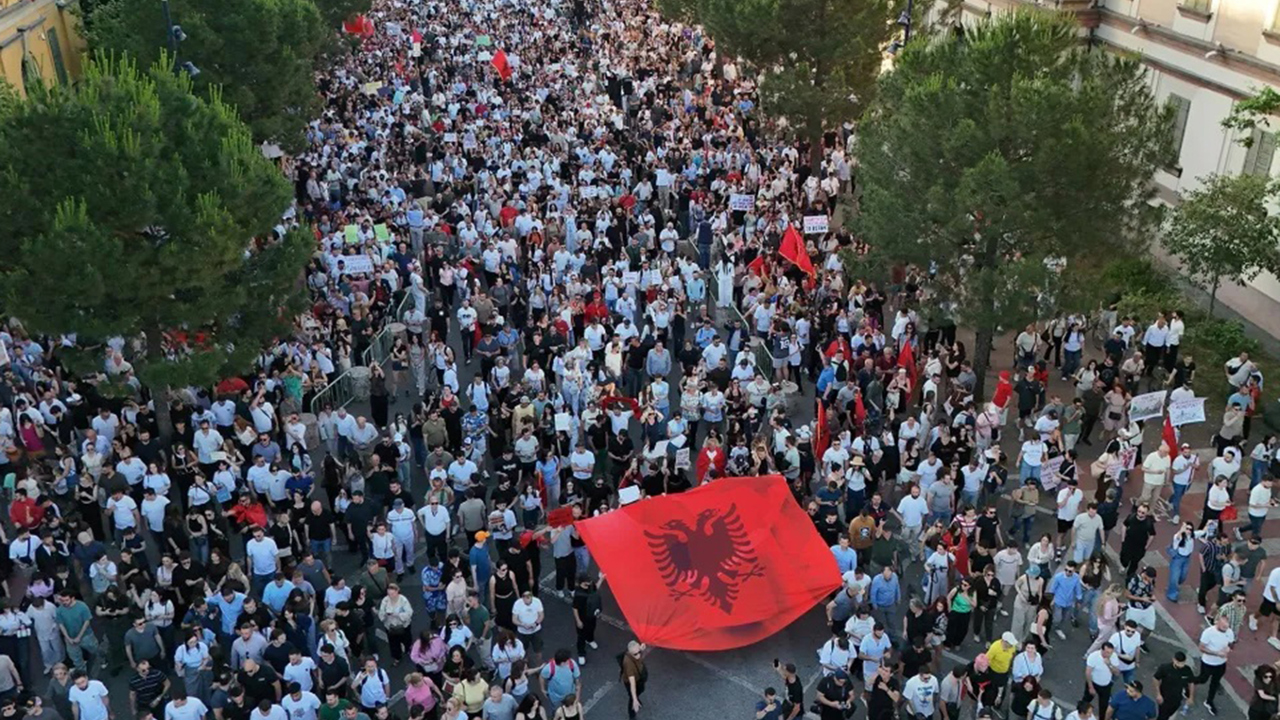 Arnavutluk'ta öğrenci protestoları büyüyerek devam ediiyor