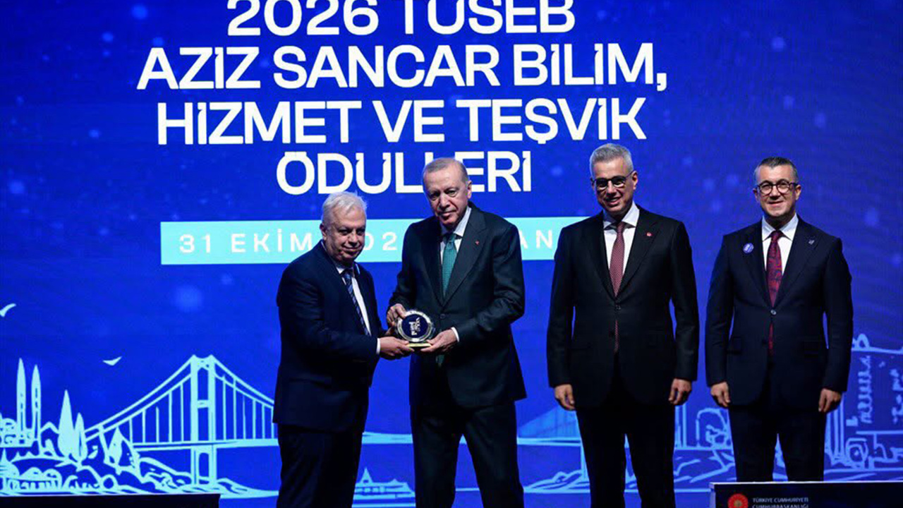 Prof. Dr. Yılmaz'ın karaciğer naklindeki başarısı ödülle taçlandı