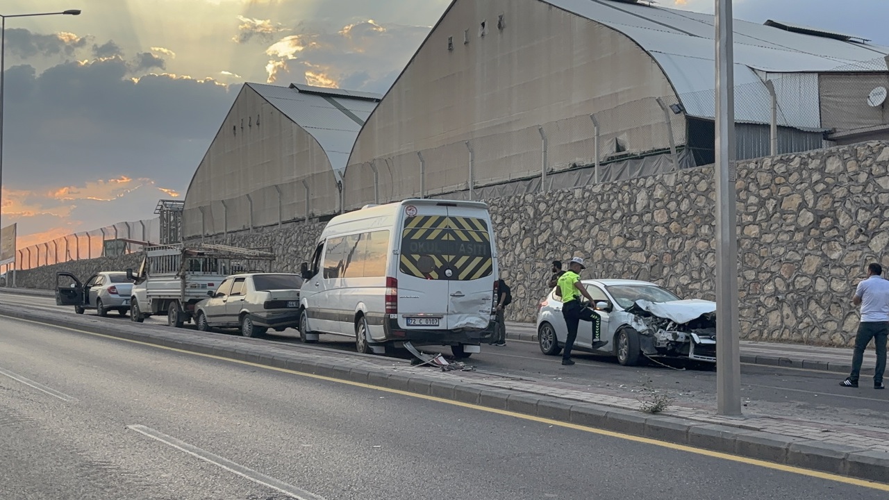 Anayurt Bulvarı’nda Zincirleme Kaza Trafiği Kilitledi