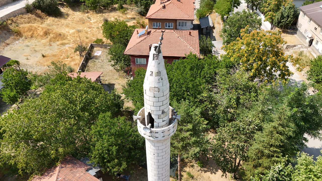 Hekimhan ilçesi Taşbaşı Mahallesi’nde bulunan Hafız Camii’nin minare külahı üzer