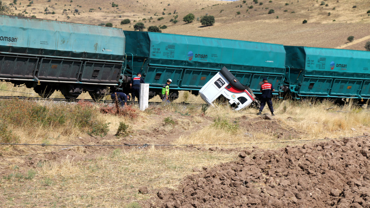 Hemzemin Geçitte Korkutan Çarpışma: Yük Treni Kamyona Çarptı