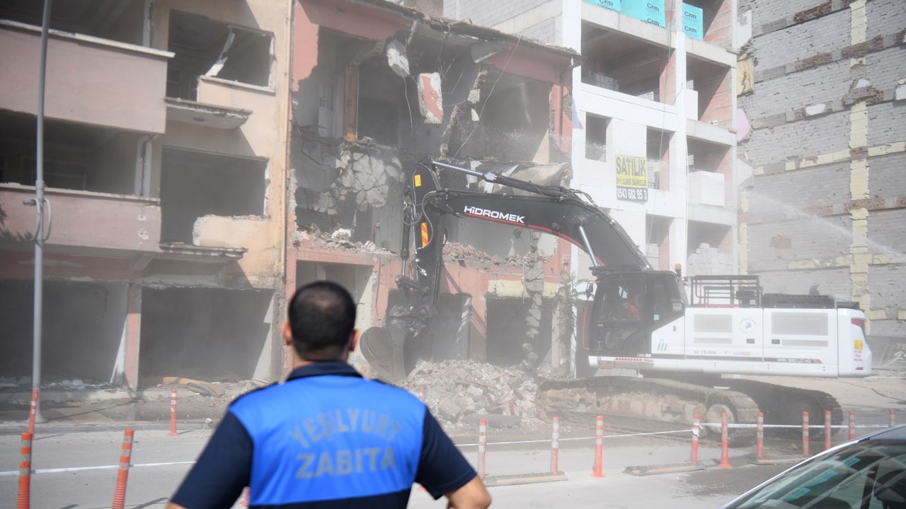 Yeşilyurt’ta Riskli Yapıya Müdahale: Üç Katlı Metruk Bina Yıkıldı