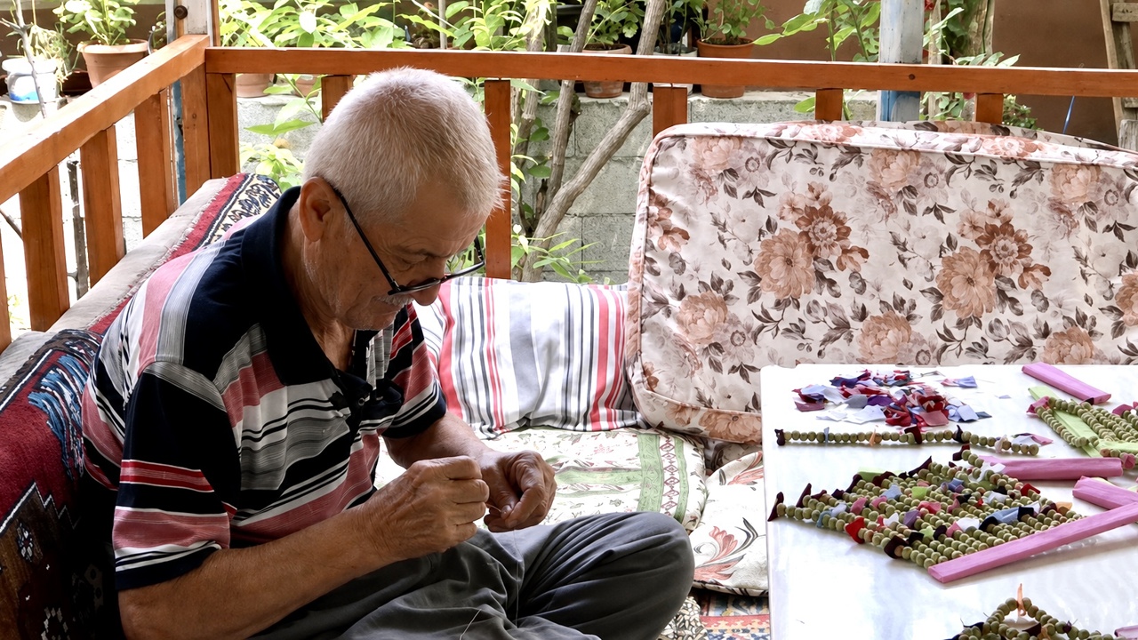 Doğadan Topluyor, Nazarlığa Dönüştürüyor