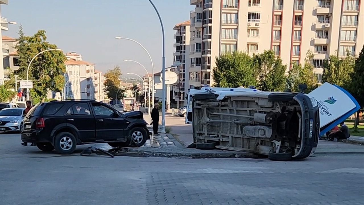 Çarpışmanın Etkisiyle Minibüs Devrildi: 4 Yaralı