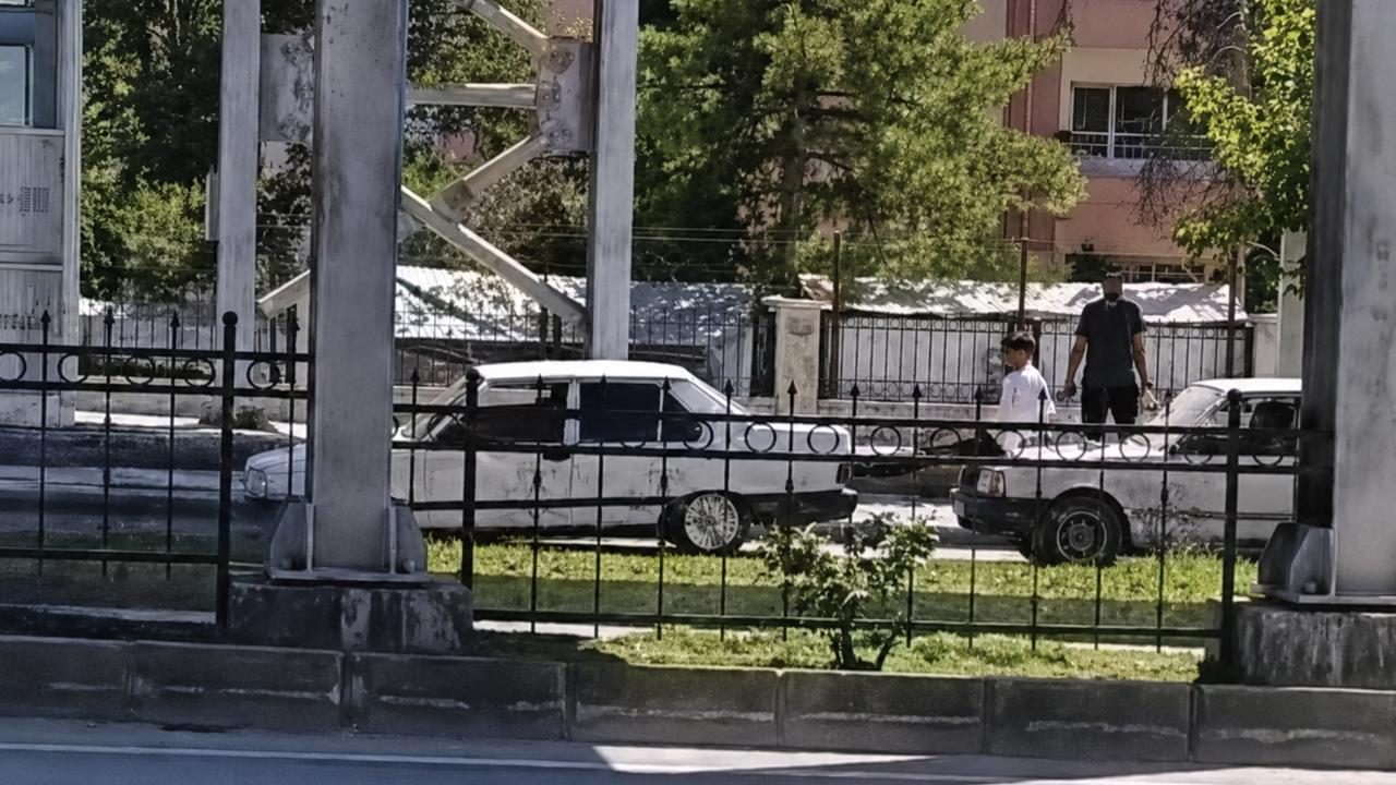 Malatya’da Şaşırtan Manzara: Aracı Ayaklarıyla İtti