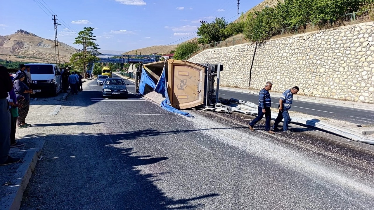 Facia Ucuz Atlatıldı; Kontrolden Çıkan Kum Yüklü Kamyon Devrildi