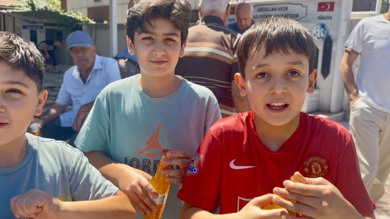 Cuma Namazına Gelen Çocuklara Kayısı Kolası Sürprizi