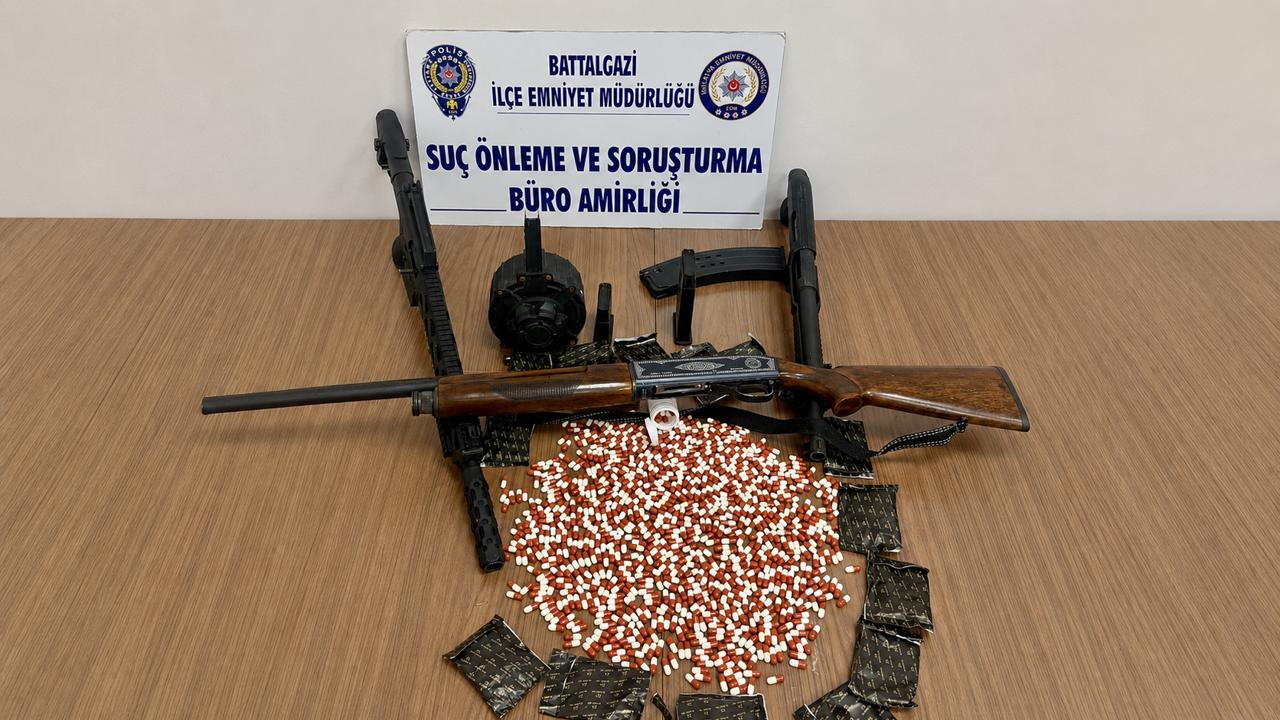 Islak Mendil Görünümlü Poşetlerde 817 Uyuşturucu Hap Ele Geçirildi