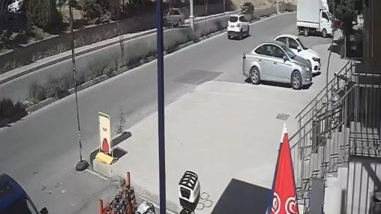 Elazığ’da otomobil istinat duvarına çarptı: 2 yaralı
