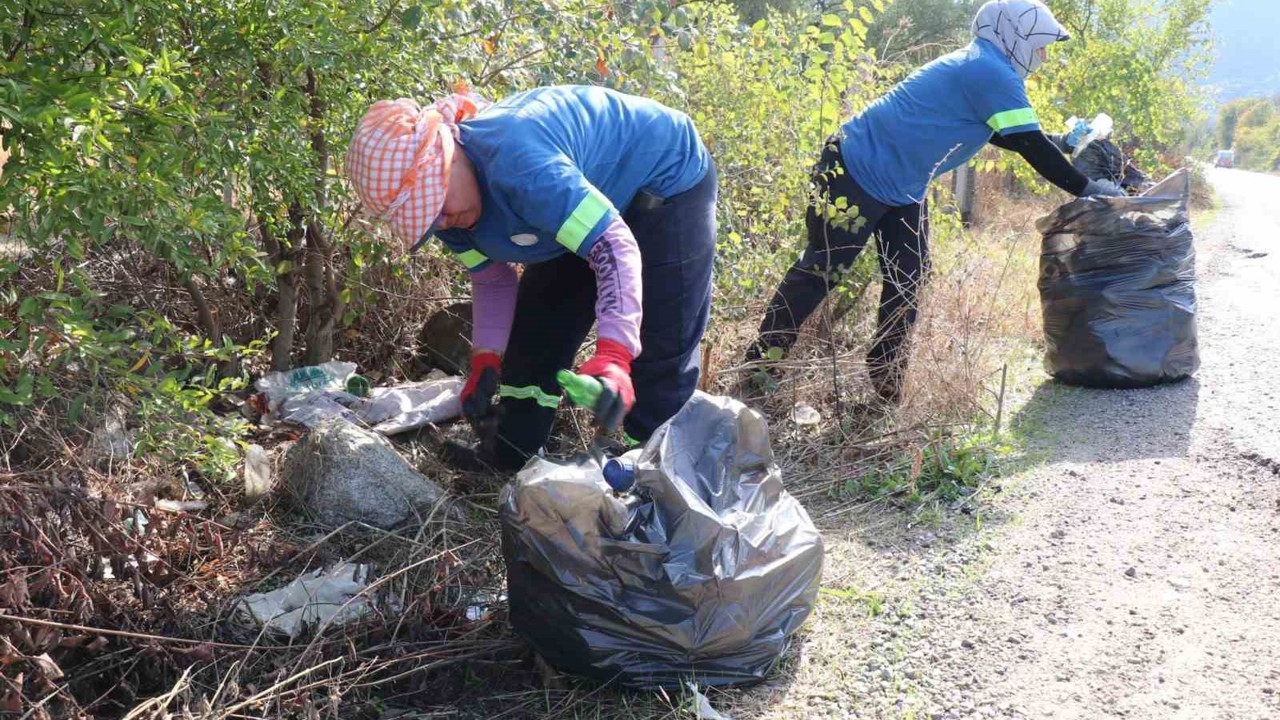 Bozdoğan Belediyesi’nden yol kenarlarında temizlik çalışması
