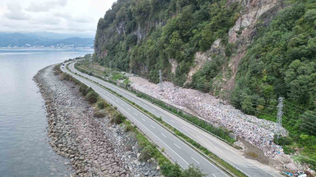 Artvin’de Karadeniz Sahil Yolu kenarındaki çöp dağları tepki çekiyor

