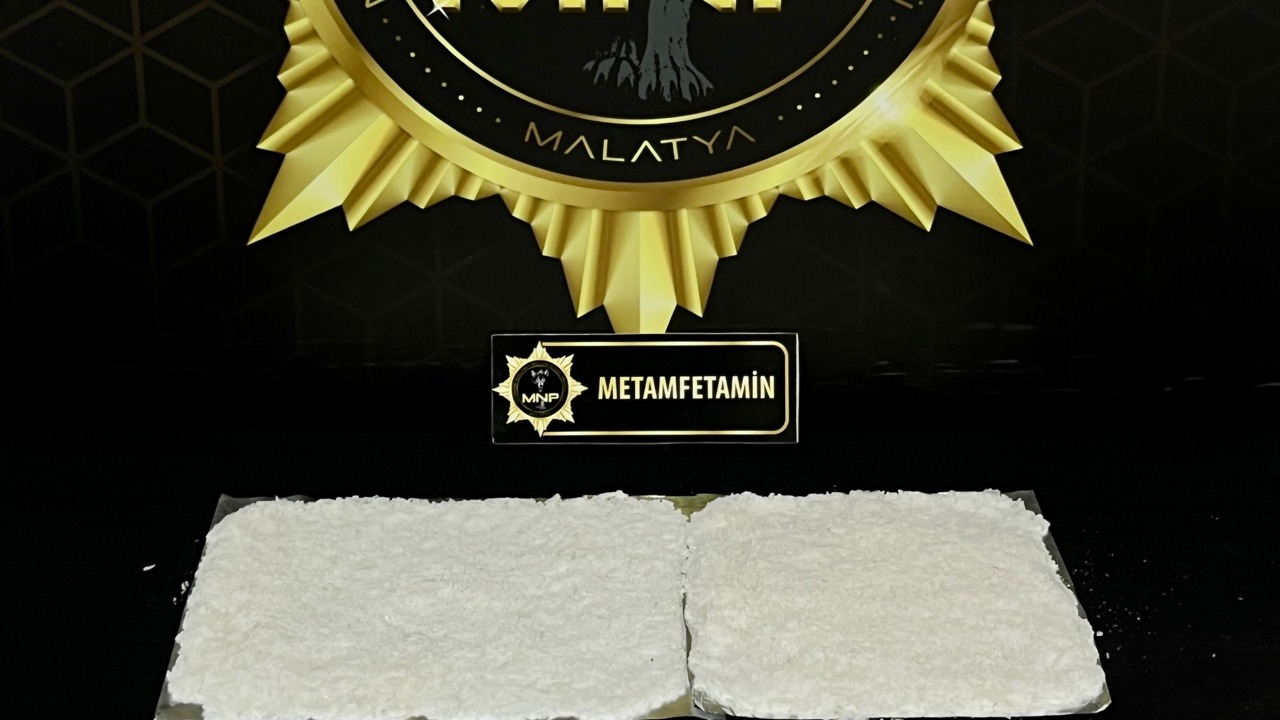 Sokak Satıcısına Fiziki Takip: 900 Gram Metamfetamin Ele Geçirildi