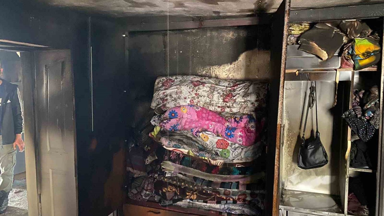 Sındırgı’da çıkan yangında evin büyük bölümü kullanılmaz hale geldi
