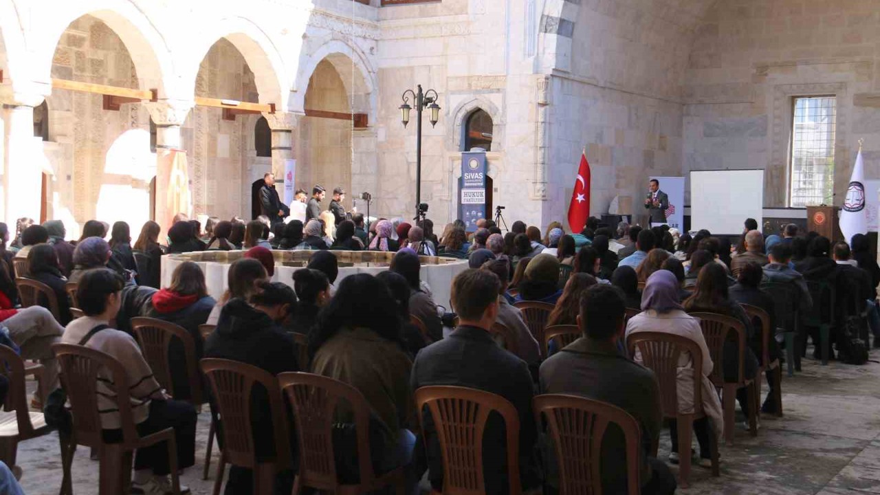 Hukuk Fakültesi öğrencileri dönemin ilk dersini 8 asırlık medresede işledi
