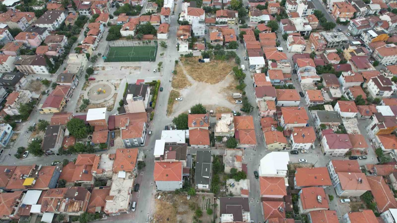 Atıl arsaya okul yaptırmak isteyen muhtar 618 hissedarın peşine düştü
