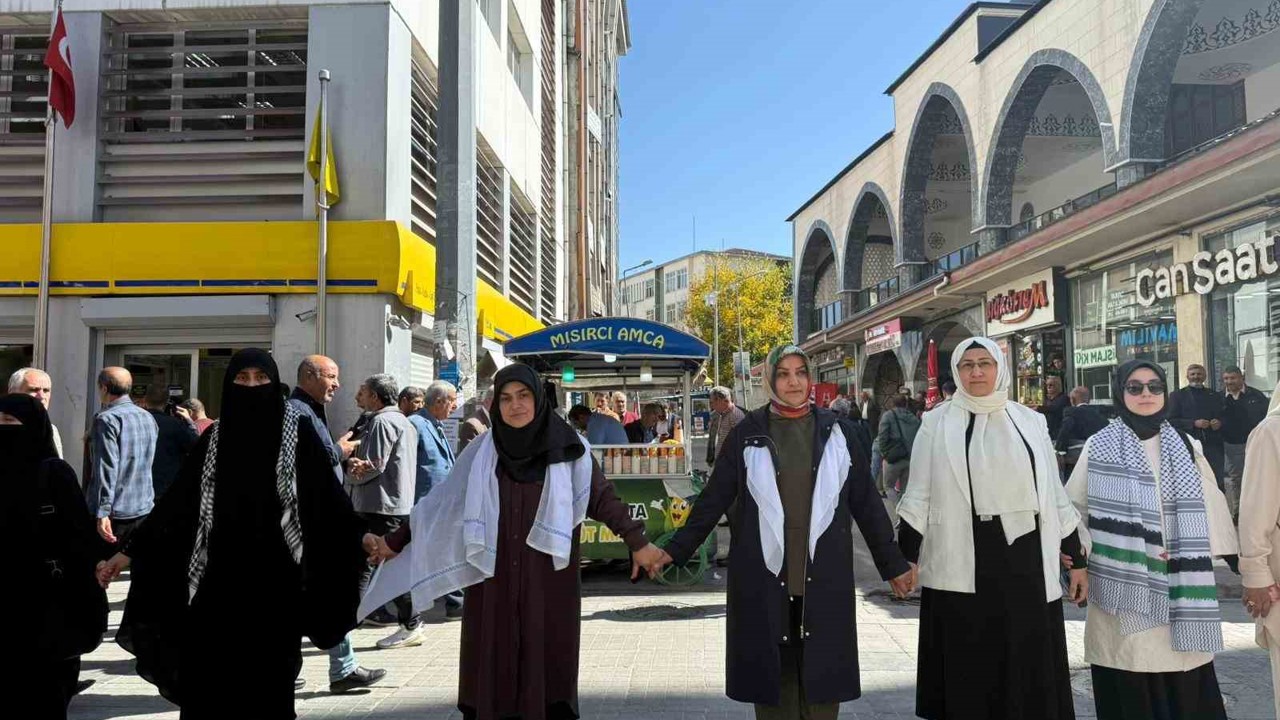 Ağrı’da kadınlar Gazze’ye destek için sessiz zincir oluşturdu
