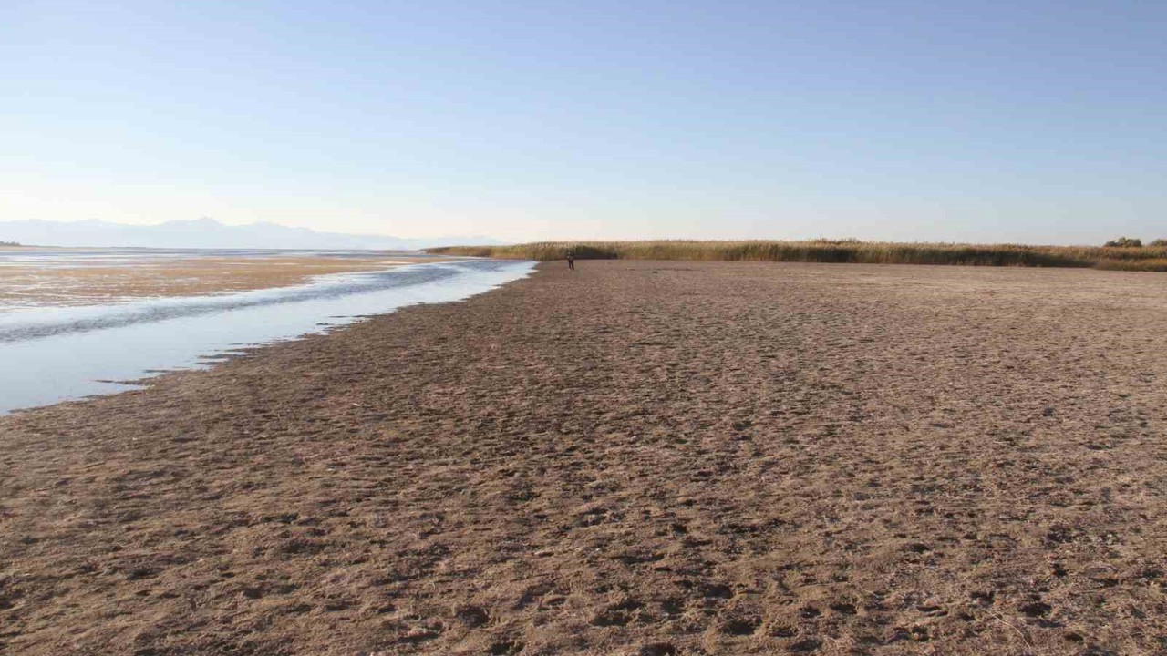 Balıkçıların ağ attığı kuruyan göldeki toprak parçalarında şimdi yürüyüş yapılıyor
