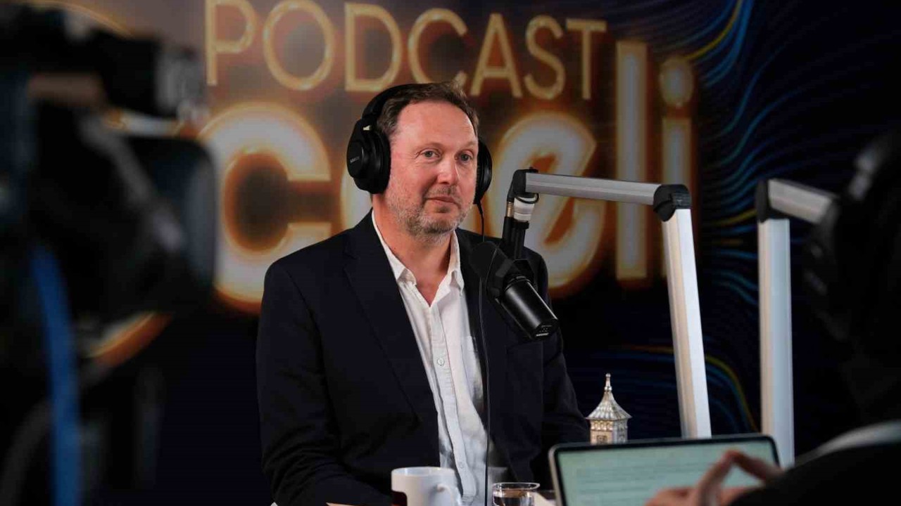 İngiliz yazardan duygusal mesaj: "Çocuklar barış içinde büyümeli"
