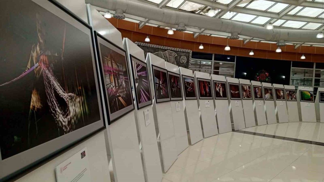 Kutnu Kumaş sergisi ziyaretçilerini Osmanlı modasına götürüyor
