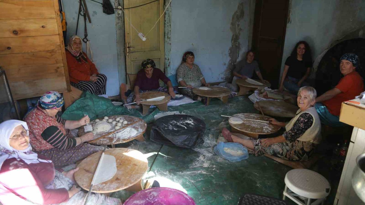 Artvinli kadınlar kışa imece usulüyle hazırlanıyor
