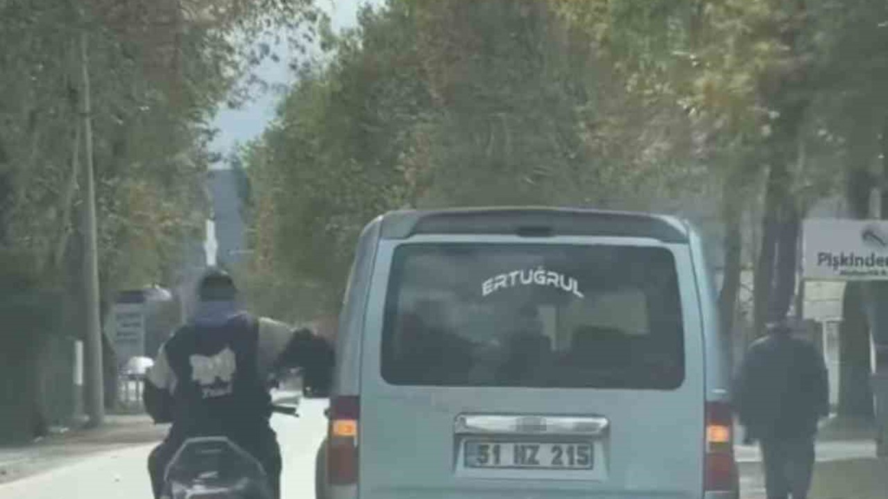 Bursa’da trafikte tehlikeli anlar kamerada: Sohbet etmek için seyir halindeki araca yaslandı
