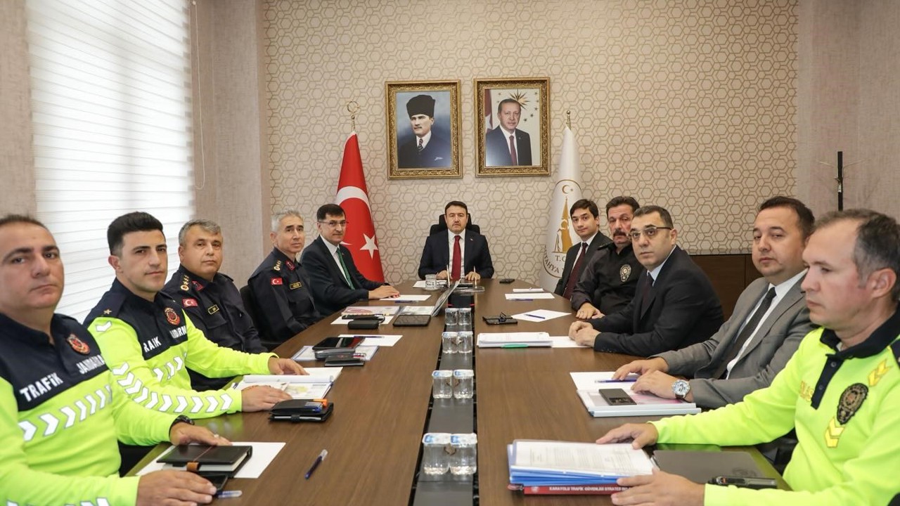 Vali Işın, ’Karayolu Trafik Güvenliği’ toplantısına katıldı
