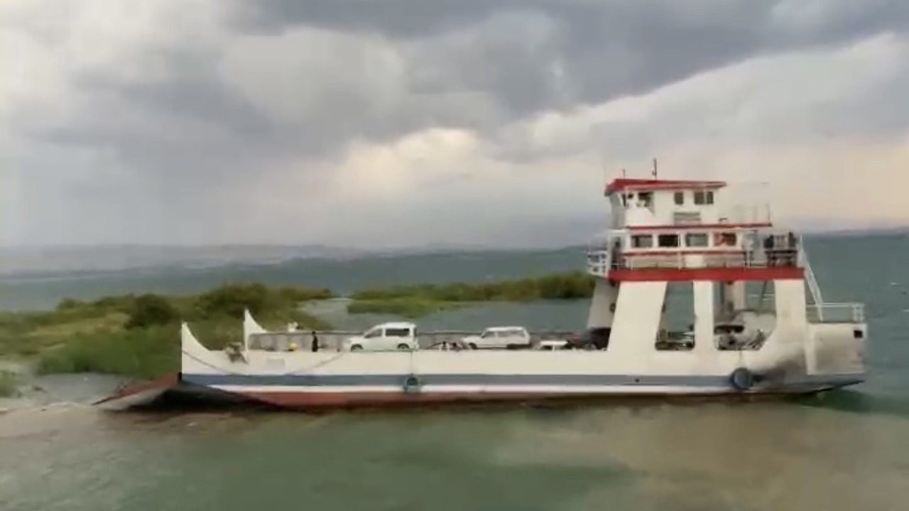 Fırtınada Sürüklenen Feribot Karaya Oturdu