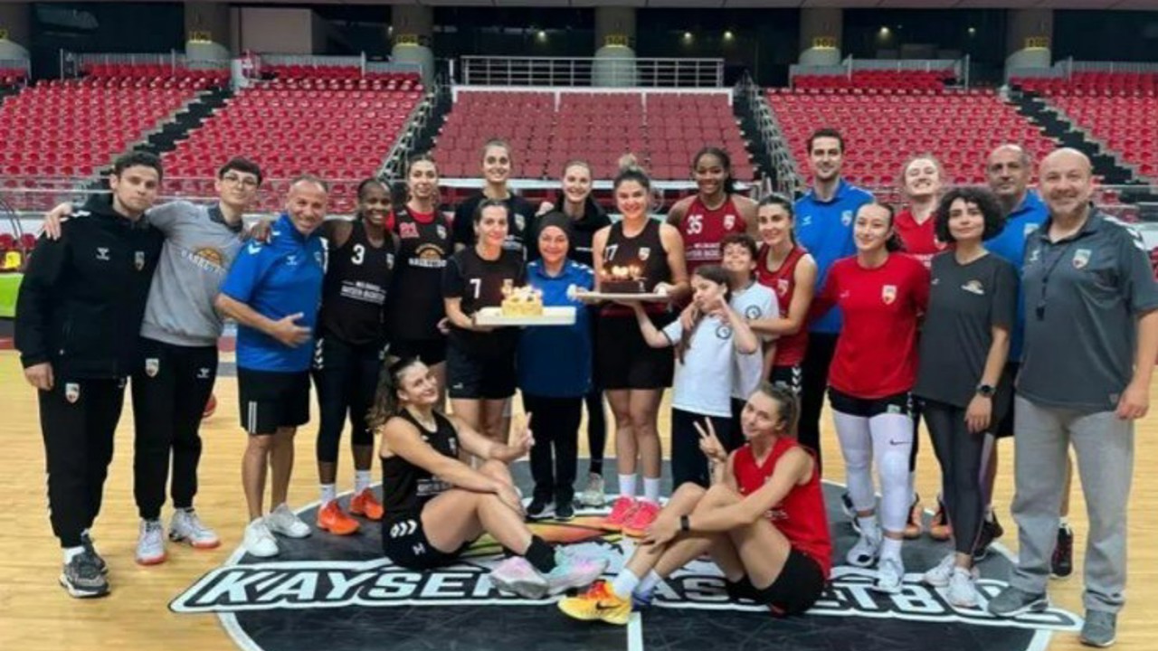 Parkede sürpriz doğum günü kutlaması
