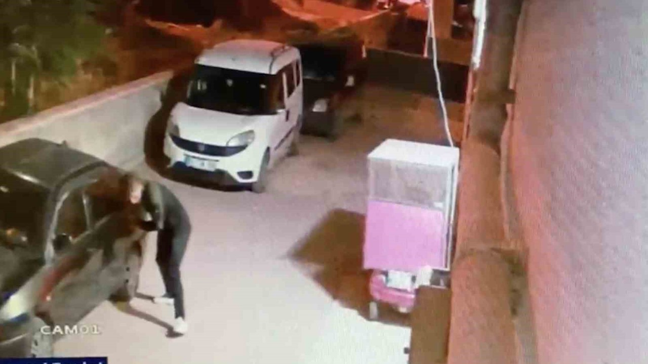 Elindeki bıçakla park halindeki araçların lastiklerini tek tek patlattı: O anlar kameraya yansıdı
