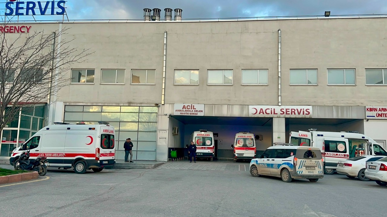 Yeşilyurt’ta İki Otomobil Çarpıştı: 4’ü Çocuk 5 Yaralı