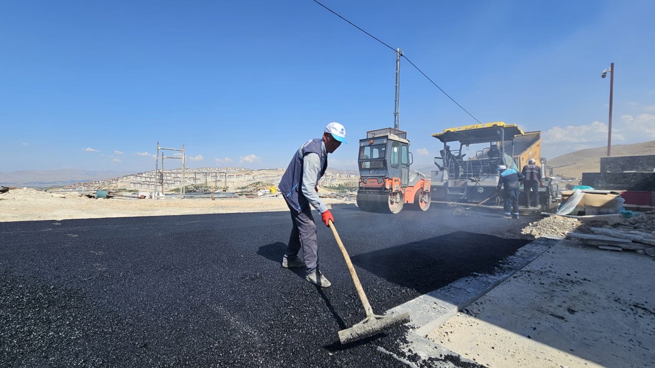 Battalgazi’de Asfalt Mesaisi: Kırsalda 9 Kilometrelik Yol Yenilendi