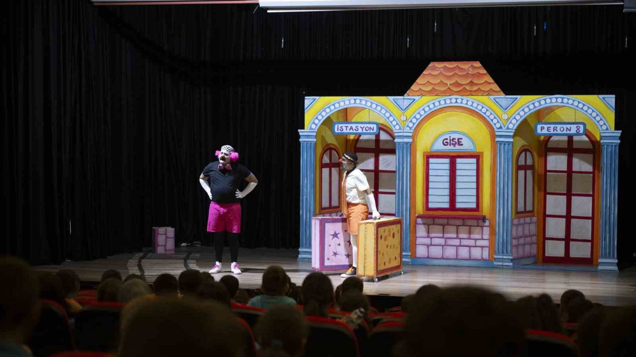 Mersin Şehir Tiyatrosu çocuklar için perdelerini açtı
