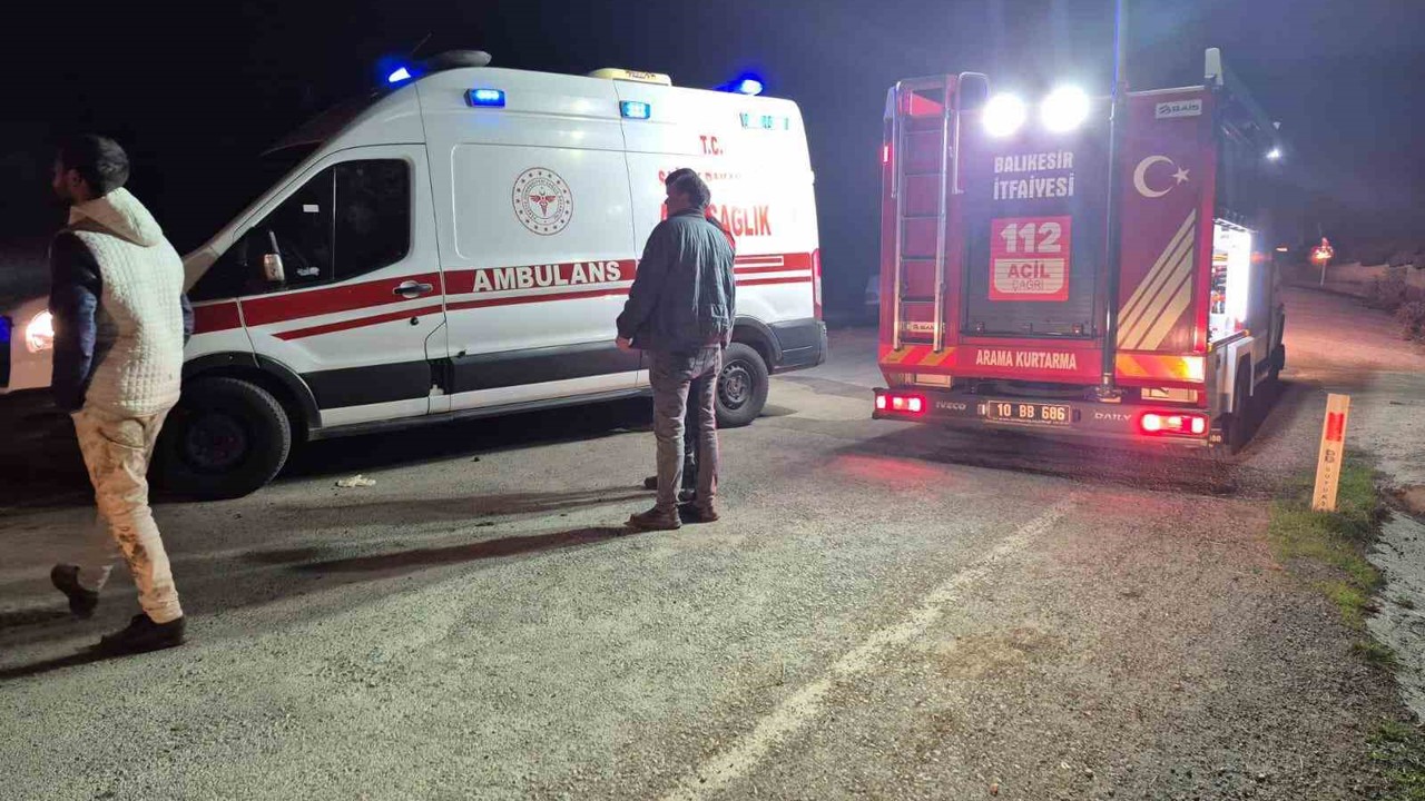 Balıkesir’de yol kenarına uçan otomobilin sürücüsü yaralandı
