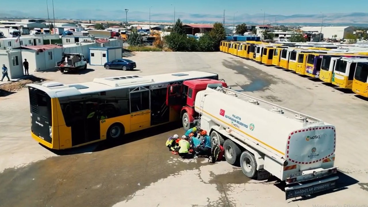Otobüsle Tanker Çarpıştı, Ekipler Seferber Oldu