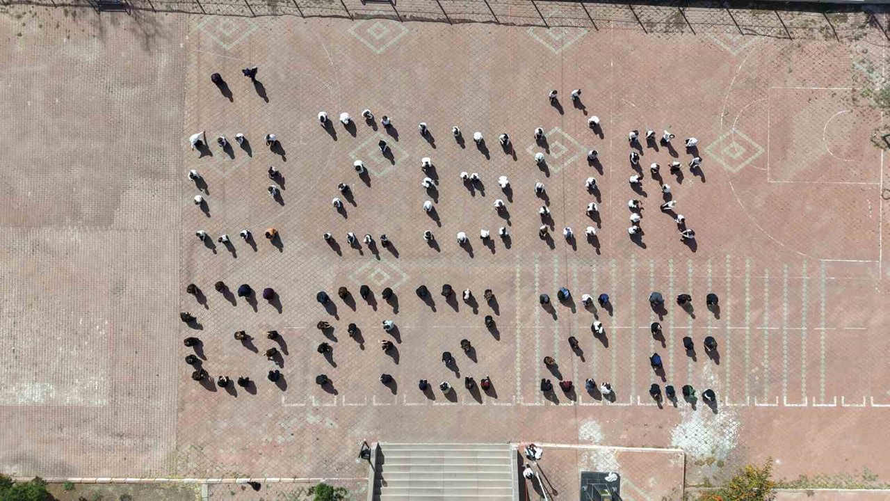 Filistin için tek yürek olan öğrencilerden "Özgür Gazze" koreografisi
