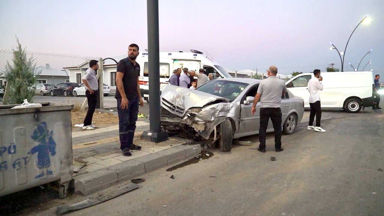 DSİ Kavşağında U Dönüşü Kazası: 2 Yaralı