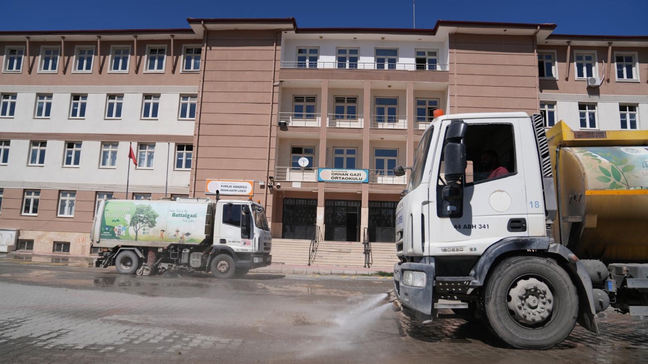 Battalgazi’de Okullara Eğitim Öncesi Temizlik