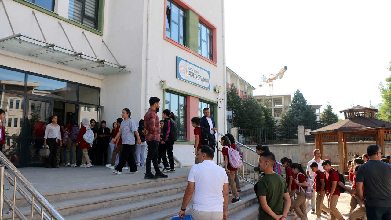 Hekimhan’da Bin 300 Öğrenci Ders Başı Yaptı
