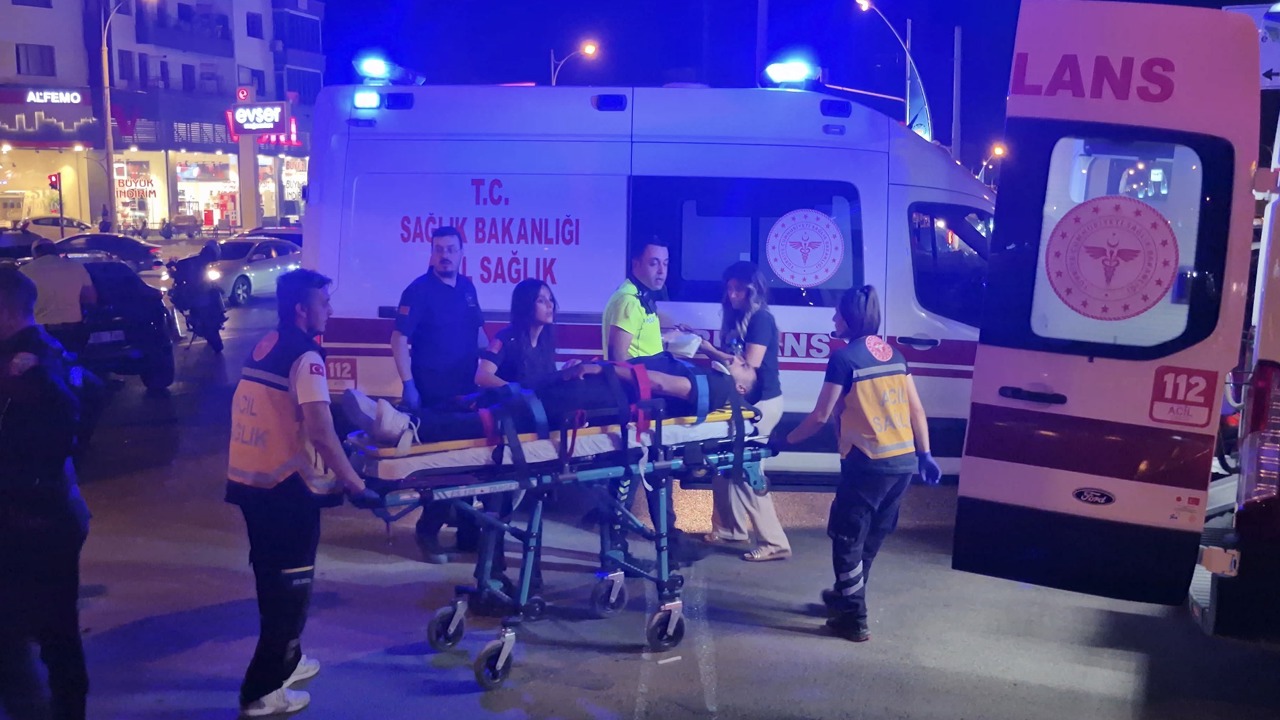Malatya’da çevreyolu üzerindeki Hava Lojmanları Kavşağı’nda iki otomobilin çarpı