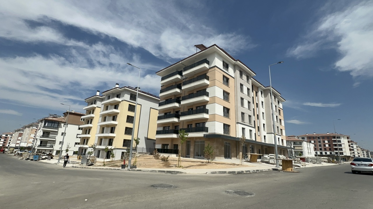 Zamanında Teslim Edilmeyen Konutlar, Depremzedeleri Mağdur Ediyor
