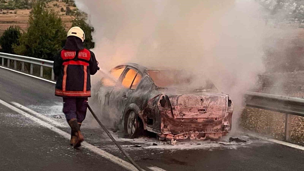 Hareket halindeki otomobil alev topuna döndü
