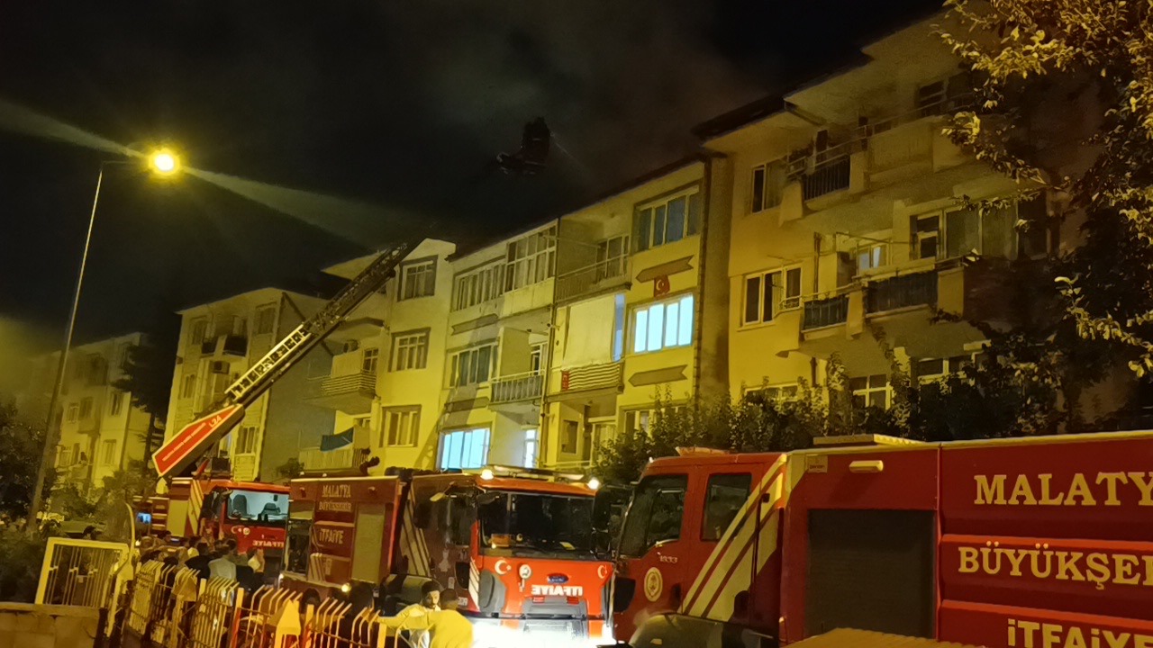 Malatya’da 4 Katlı Binanın Çatısında Yangın