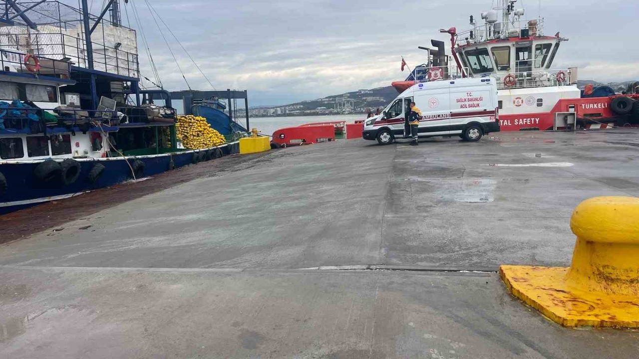 Çanakkale Boğazı’nda balıkçılar, denizde çırpınan bir kişiyi kurtardı
