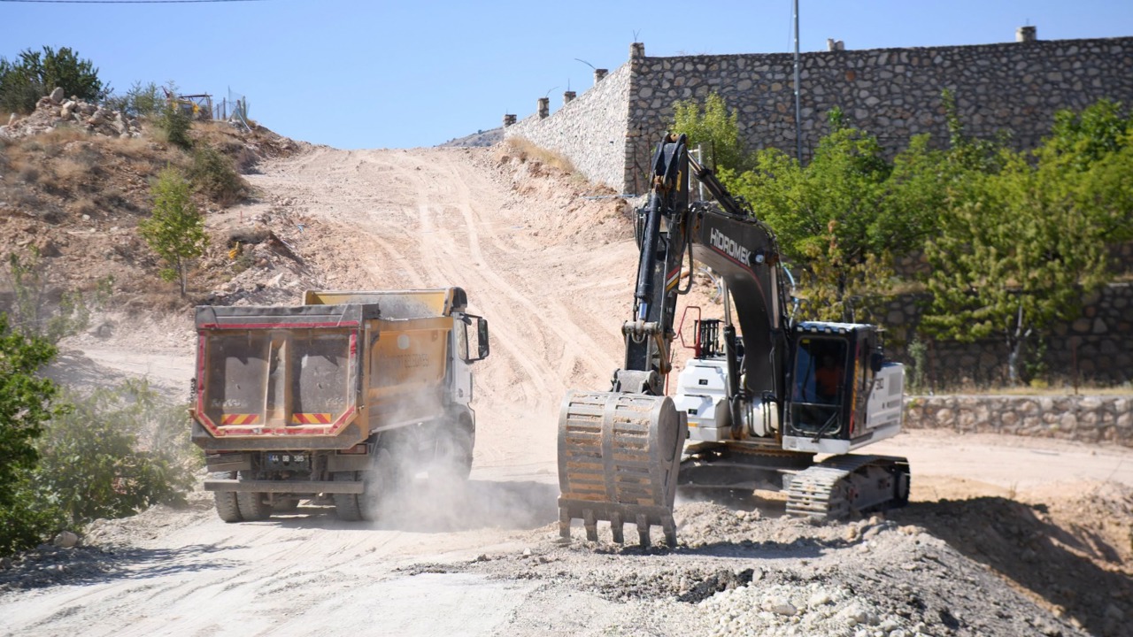 Yeşilyurt’ta Ulaşım Yatırımları Hız Kesmeden Sürüyor
