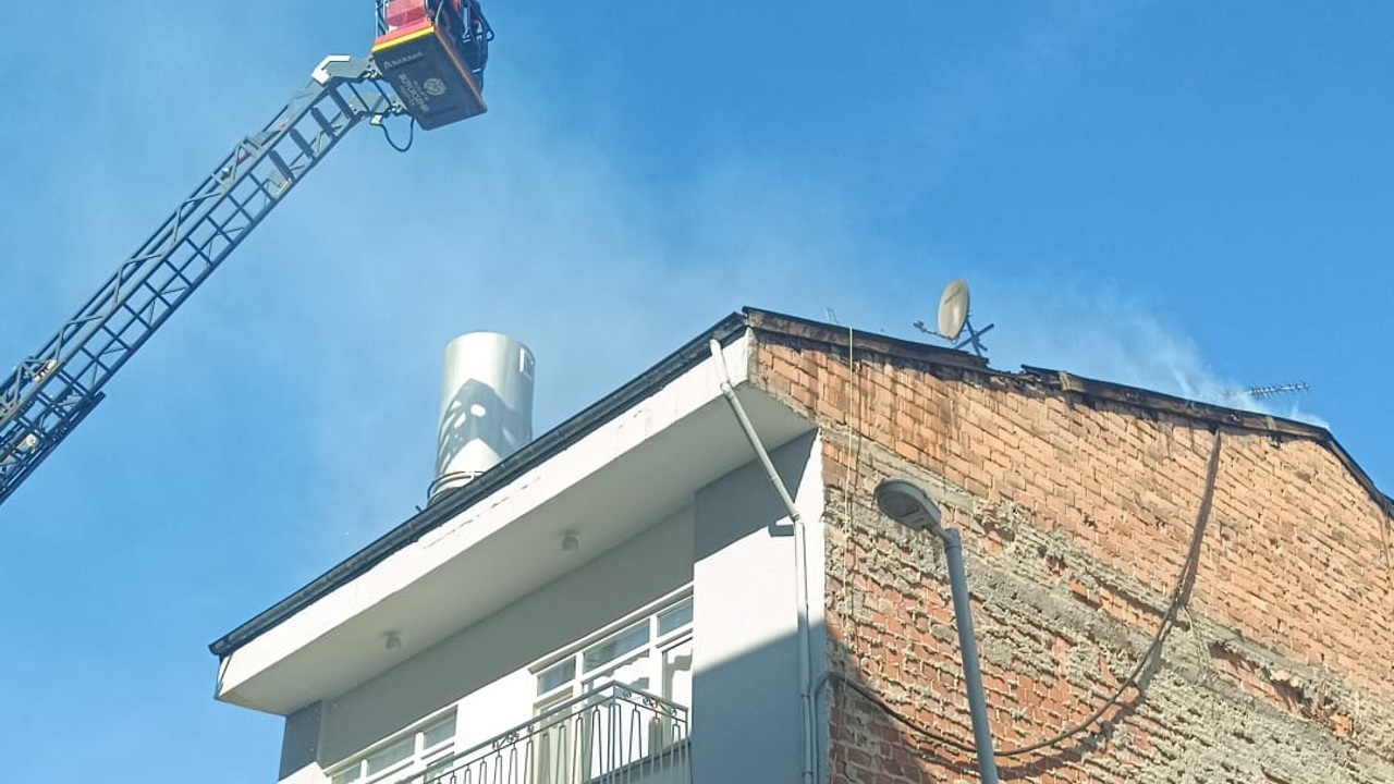 Hamidiye Mahallesi’nde Korkutan Çatı Yangını: İtfaiye Ekipleri Hızla Müdahale Etti