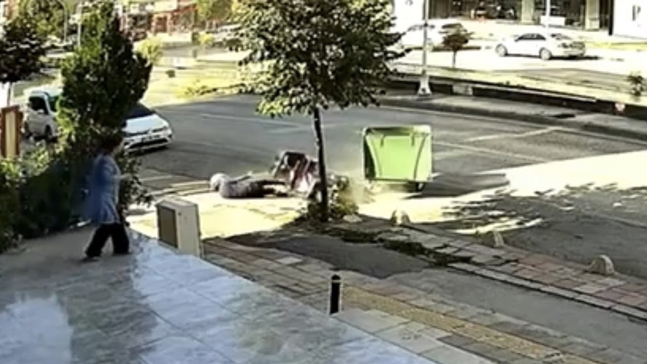 Kontrolden Çıkan Otomobil Motosiklete Çarptı: O Anlar Kamerada