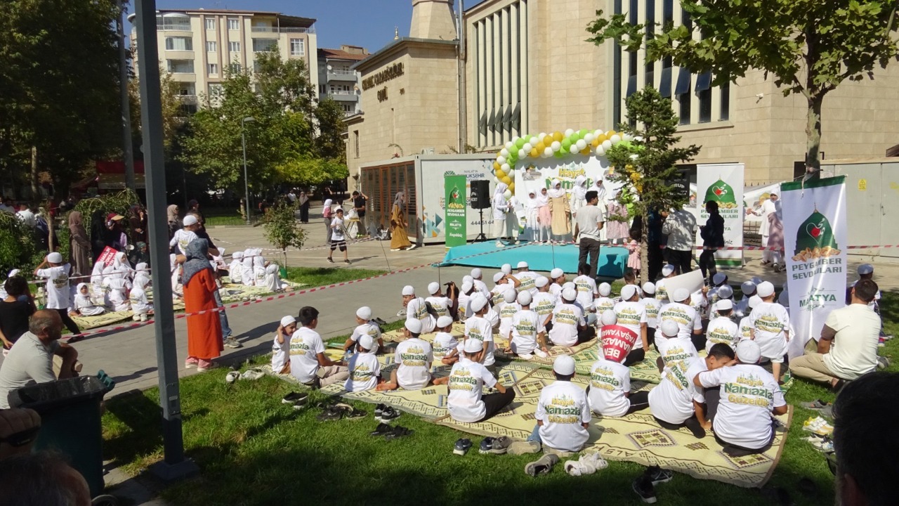 Malatya’da Çocuklardan “Hayat Namazla Güzeldir” Yürüyüşü